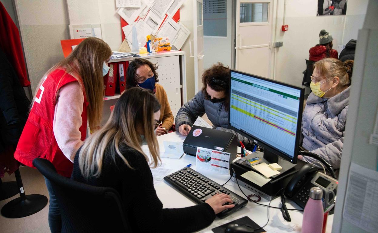 Cruz Roja En Castilla Y Le N Atiende A M S De Ucranianos Desde